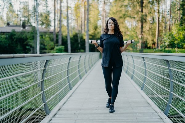 Peut-on affiner sa silhouette grâce à la marche ?