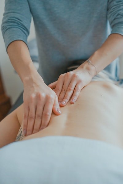 Le massage assis en entreprise : de quoi s'agit-il et qu'elles sont ses avantages ?
